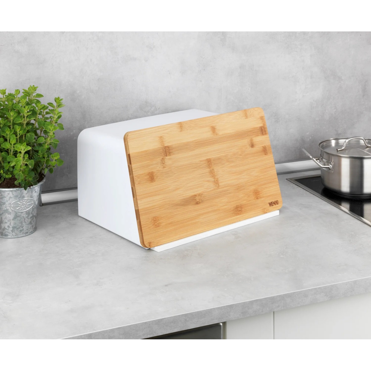 Weißer Wenko Brotkasten mit Bambusbrett als Deckel und Schneidebrett.