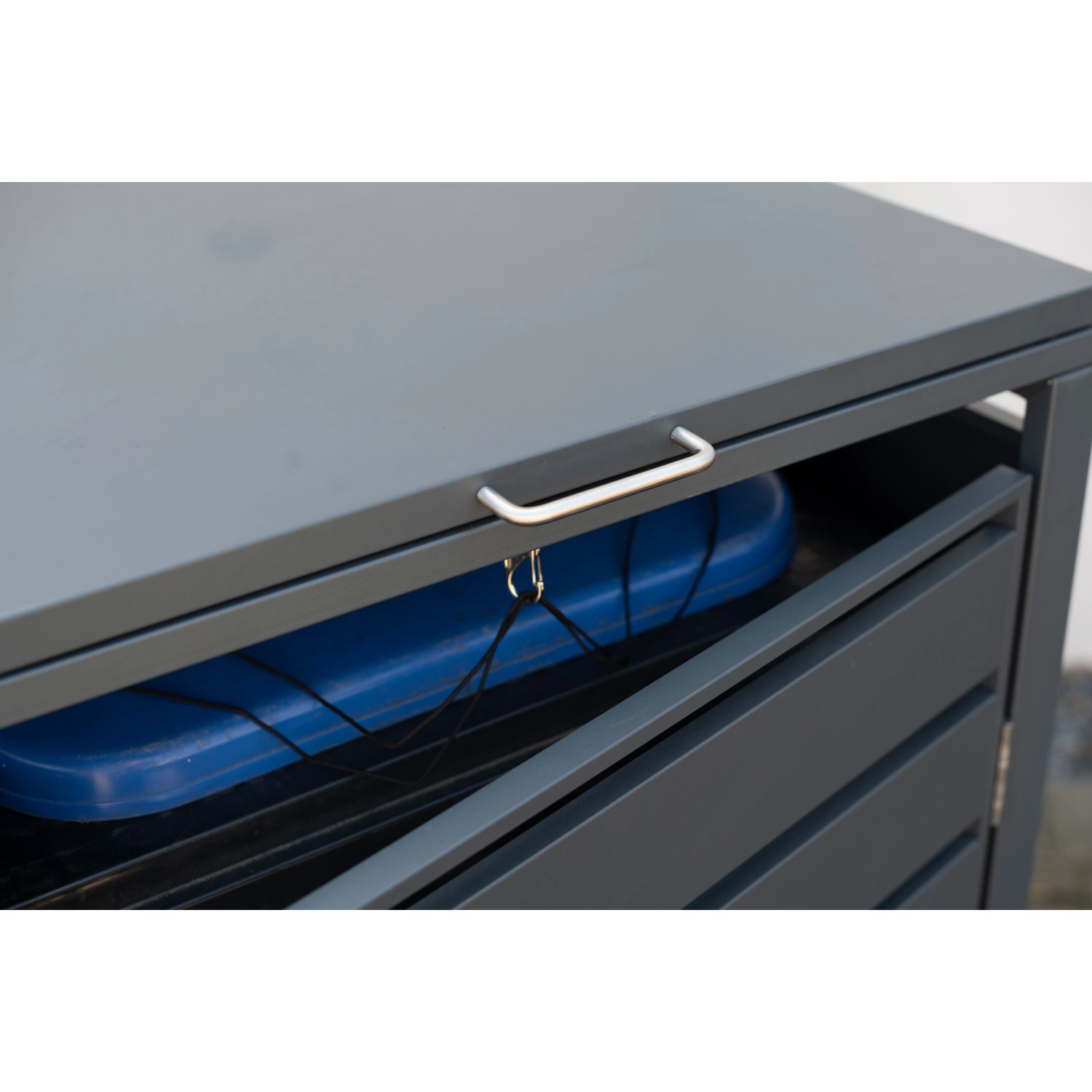 Westmann Mülltonnenbox Kubus, 1er, Anthrazit, geöffnet mit blauer Box im Inneren.