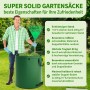 Grüner TTL GARDEN Gartensack (272 L, 200 g/qm) im Garten, gefüllt mit Gras. Mann mit Rechen. Robust für Gartenabfall.