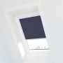 Blaues Avosdim Verdunkelungsrollo für Velux Dachfenster SK08 mit weißem Rahmen.