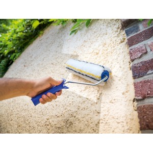 LUX Dispersionswalze 25cm Polymix Grob beim Streichen einer Wand.