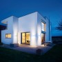 Moderne Hausfassade mit zwei Steinel LED-Außenwandleuchten L 910 S in Anthrazit. Bewegungsmelder aktiviert.
