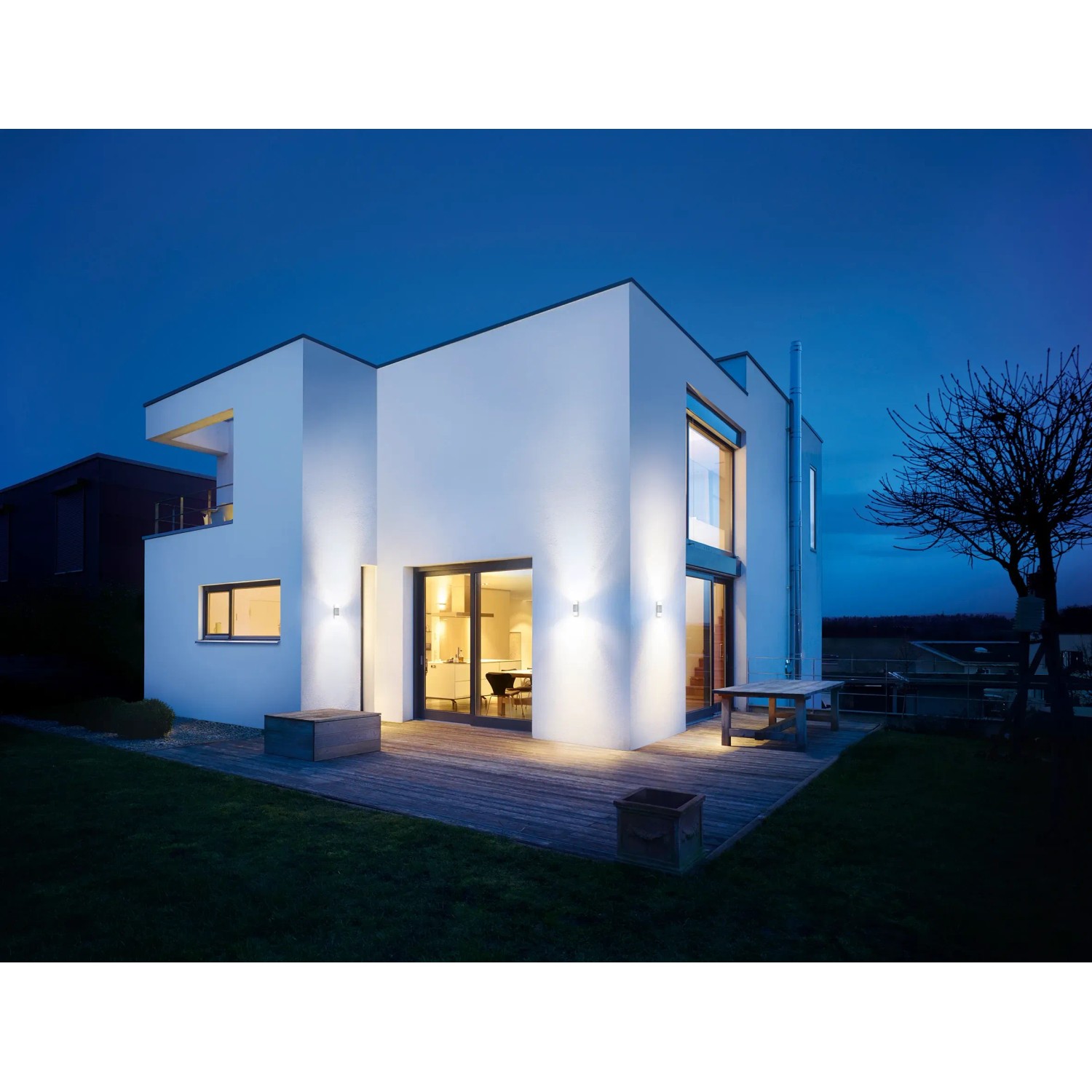 Moderne Hausfassade mit zwei Steinel LED-Außenwandleuchten L 910 S in Anthrazit. Bewegungsmelder aktiviert.