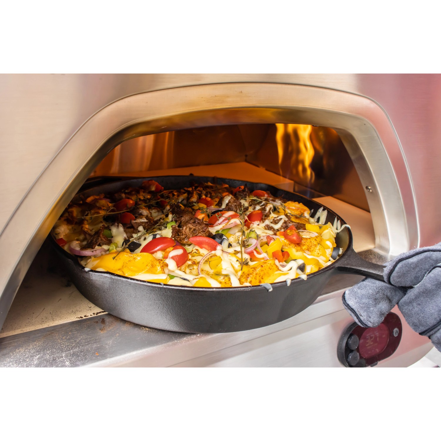 Buschbeck Pizzaofen X1 mit Pizza im Ofen. Gas- und Holzbefeuerung für knusprige Pizza.