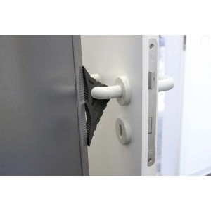 Schwarzer Schellenberg Türstopper aus Kunststoff, fixiert eine Tür am Griff.