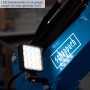 Detailaufnahme: LED-Scheinwerfer am Ausleger des Scheppach Mini-Baggers EXC815.