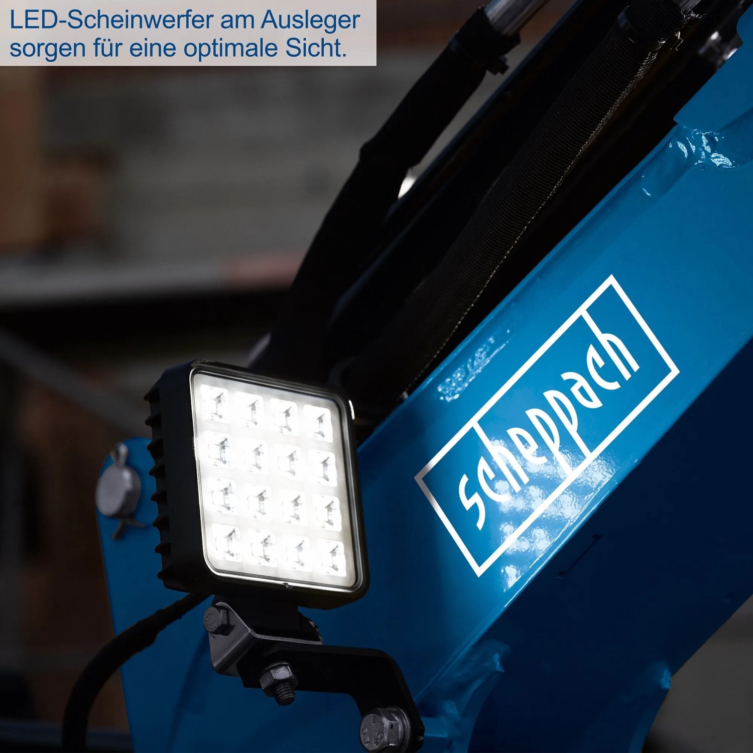 Detailaufnahme: LED-Scheinwerfer am Ausleger des Scheppach Mini-Baggers EXC815.