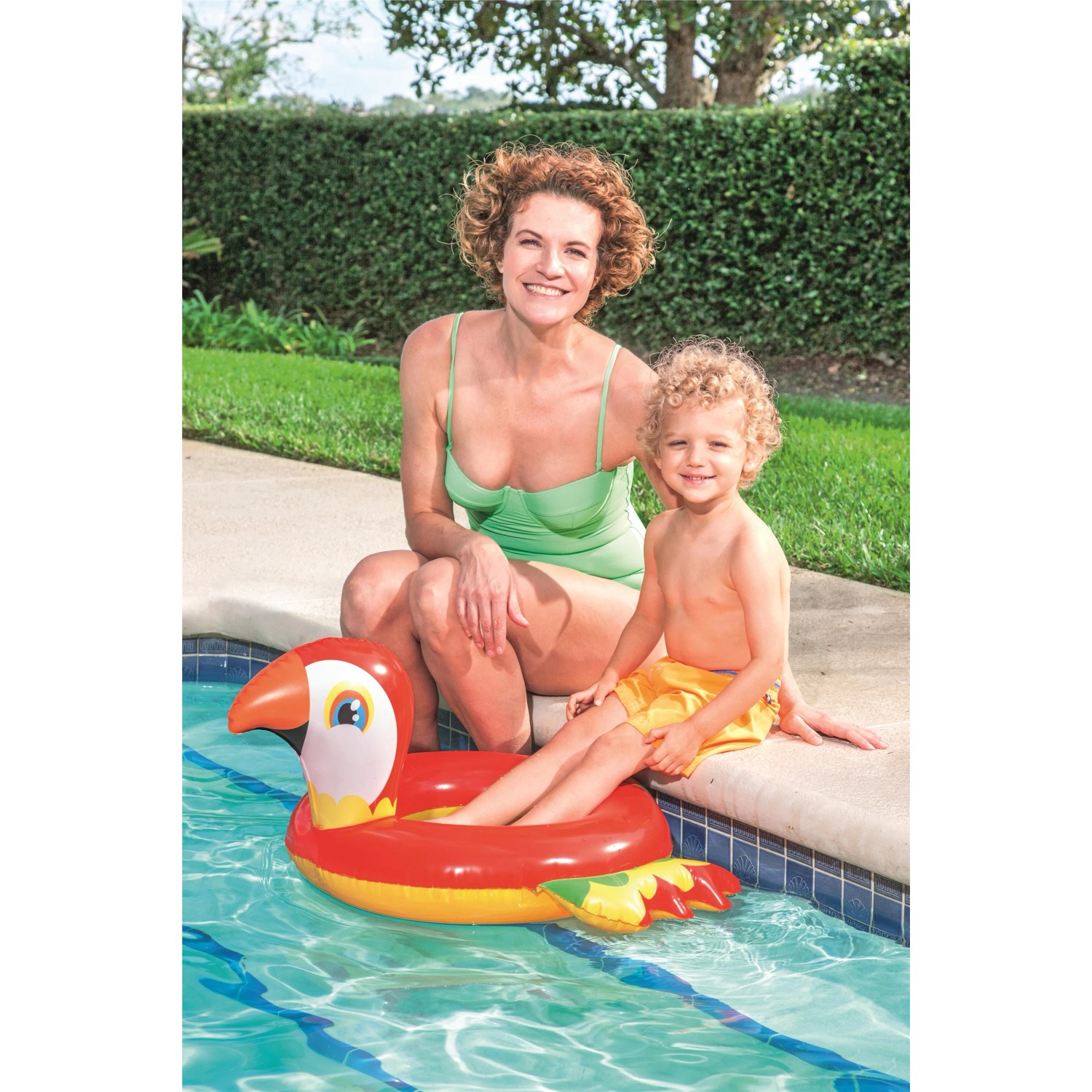 Mutter und Kind am Pool mit Bestway Schwimmring im Tierdesign (Papagei).