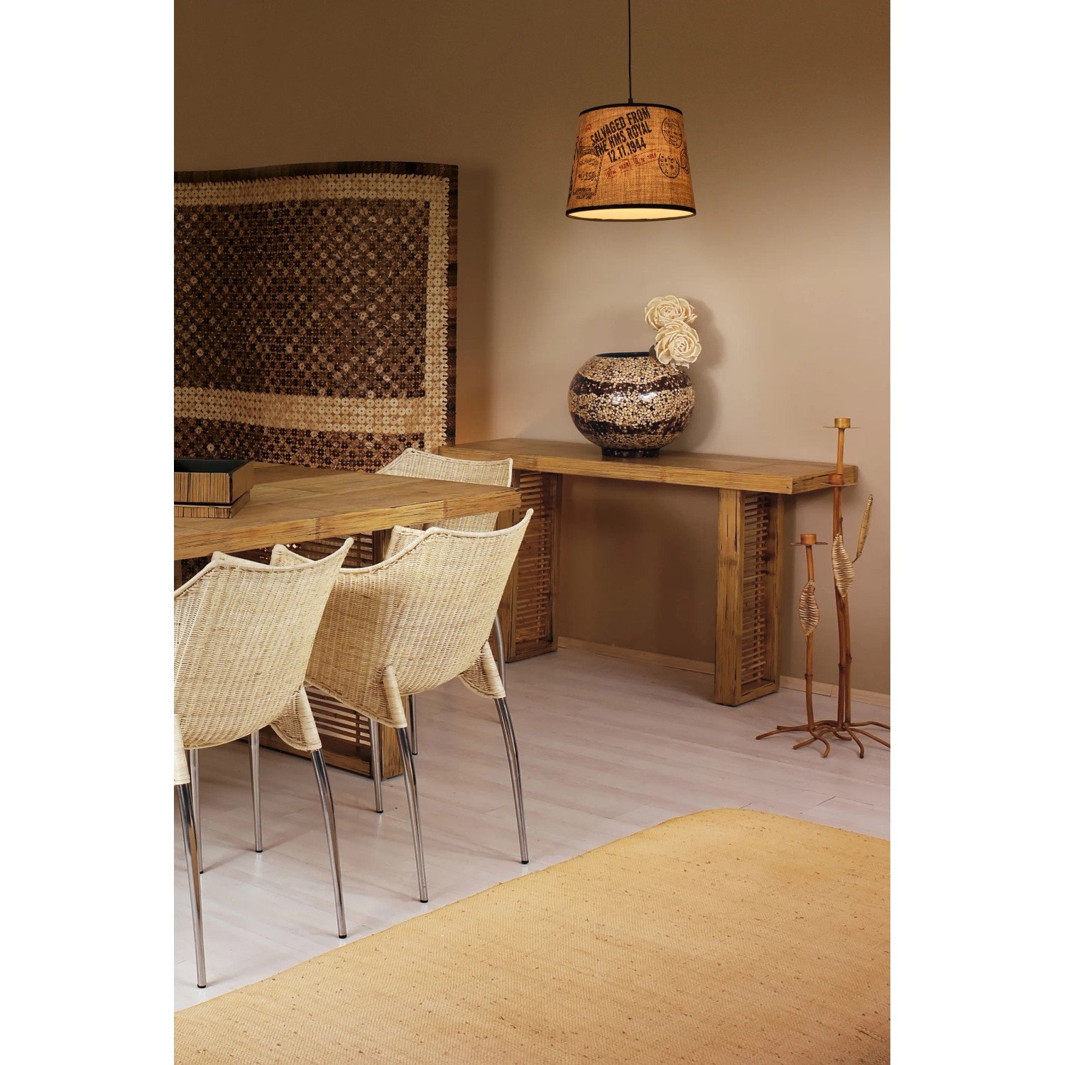Braune Näve Pendelleuchte Print mit Textilschirm und E27 Fassung, geeignet für Wohn- und Schlafzimmer.