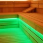 Karibu LED-Farblichtschlauch (200 cm) in Sauna mit grüner Beleuchtung.