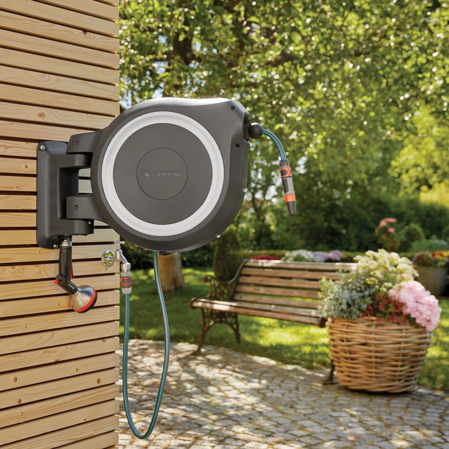 Gardena Wand-Schlauchbox RollUp XL mit 35m Gartenschlauch an Hauswand montiert.