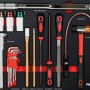 Werkzeugwagen-Schublade mit Werkzeug: Schraubendreher, Hammer, Feilen, Messschieber, Pfeifenkopfschlüssel.