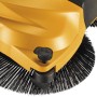 Detailaufnahme: Gelbe Stiga Kehrmaschine SWP 577 mit schwarzen Bürsten.