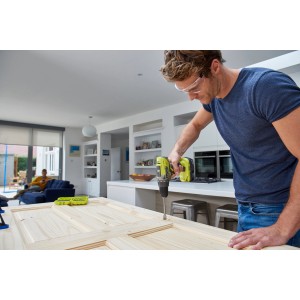 Ryobi Akku-Bohrschrauber R18DD3-120S im Einsatz beim Schrauben in Holz.