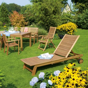 Sonnenliege Chelsea FSC® aus Eukalyptusholz im Garten, mit verstellbarer Rückenlehne und Rollen.