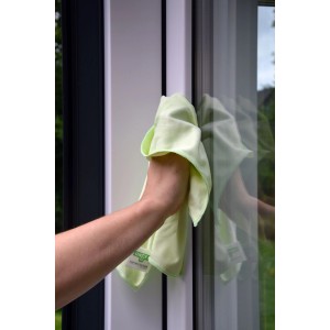 Grünes Unger Mikrofasertuch MicroWipe reinigt eine Fensterscheibe.