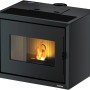 Schwarzer Freepoint Pelletofen Modo mit Stahlverkleidung und Flamme im Sichtfenster.