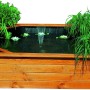 Promadino Hochteich mit 4 Pflanzzonen und Solarpumpe, aus Kiefernholz, bepflanzt mit Wasserpflanzen.