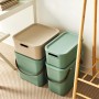 Gestapelte Rotho Albula Multiboxen (12l) in Mistletoe Green und Beige. Aufbewahrungsboxen mit Deckel und Griffen.