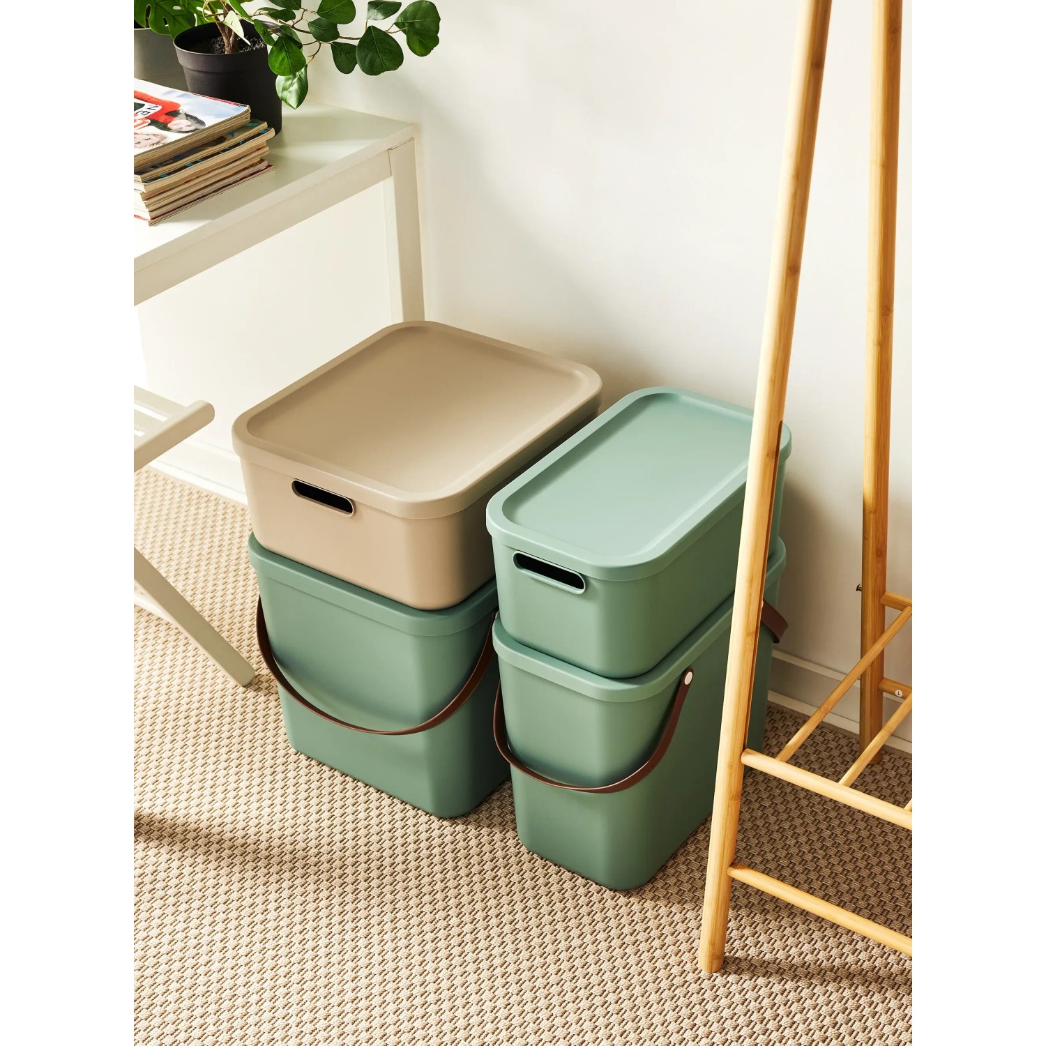 Gestapelte Rotho Albula Multiboxen (12l) in Mistletoe Green und Beige. Aufbewahrungsboxen mit Deckel und Griffen.