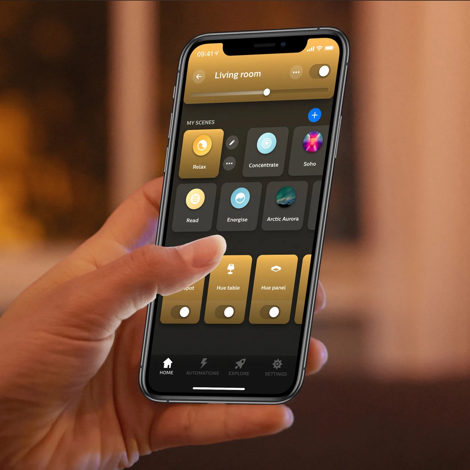 Smartphone mit Hue App zur Steuerung der Philips Hue Aurelle LED-Panelleuchte.