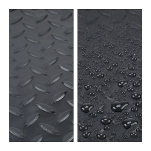 Schwarze Polypropylen Schuhabtropfschale mit Profil und Wassertropfen. Fängt Nässe und Schmutz als Schuhabstreifer.