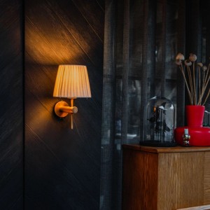 Moderne Wandleuchte Pluk in Bronze mit weißem Schirm, ideal für stimmungsvolle Beleuchtung.