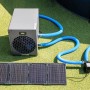 Steinbach Zirkulationspumpe mit PV-Panel zur Poolerwärmung, verbunden mit blauen Schläuchen.