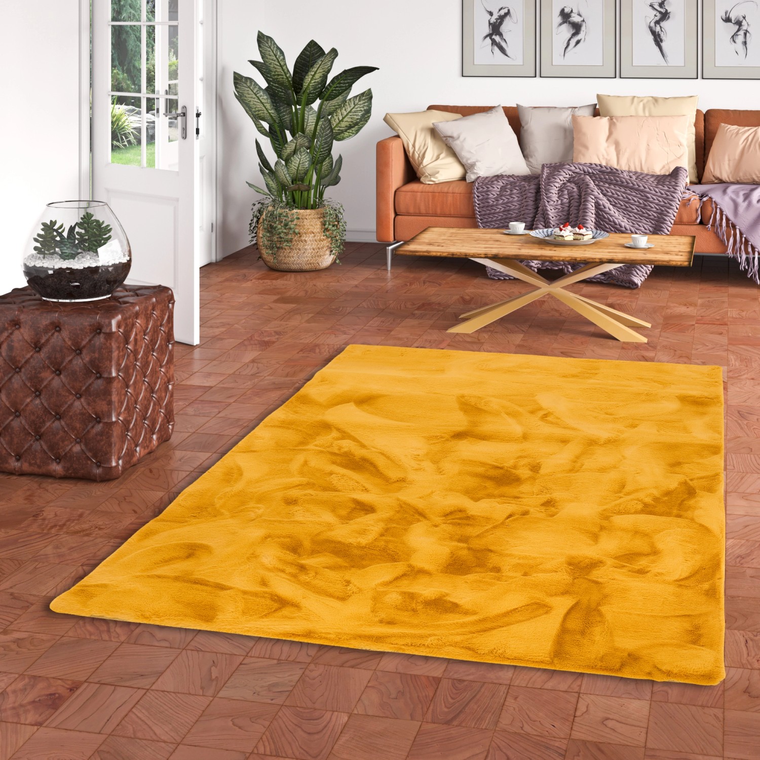 Curryfarbener Pergamon Luxus Fellteppich Plush, 60x90 cm, im Wohnzimmer.