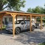 Skan Holz Carport Emsland aus hellem Leimholz mit EPDM-Flachdach. Ein Auto und Anhänger stehen auf der Einfahrt darunter.
