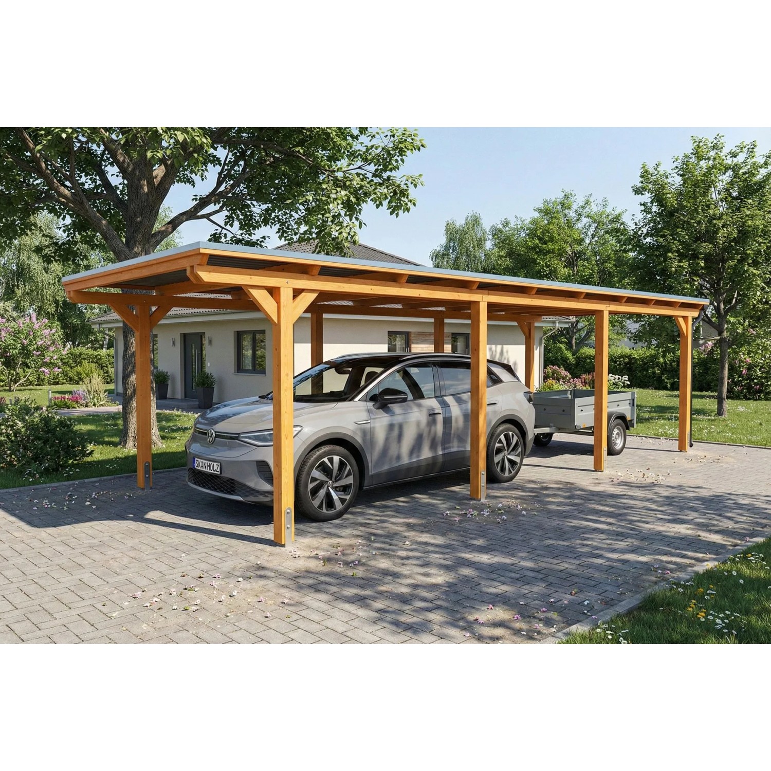 Skan Holz Carport Emsland aus hellem Leimholz mit EPDM-Flachdach. Ein Auto und Anhänger stehen auf der Einfahrt darunter.