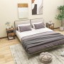 Costway Nachttisch in rustikalem Braun mit Ladestation, Schublade und offenen Fächern im Schlafzimmer.
