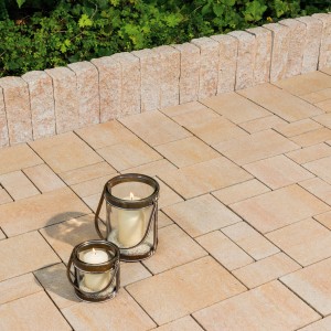 Diephaus Mauerstein Maximo Nola Sandstein als Palisade und Mauersystem mit Kerzenlaternen.