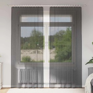 Zwei schwarze Voile Vorhänge mit Stangentaschen vor einem Fenster.