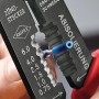 Knipex Crimpzange beim Abisolieren eines Kabels. Zange mit Mehrkomponenten-Hüllen, 240 mm Länge.