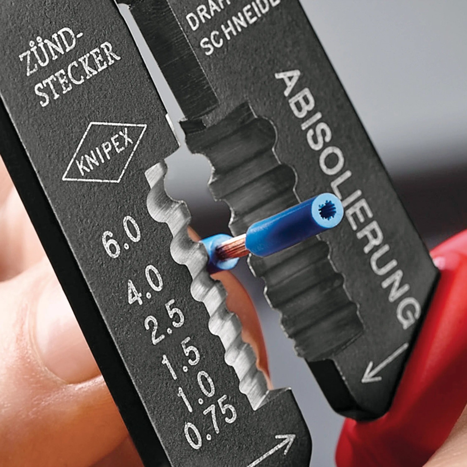 Knipex Crimpzange beim Abisolieren eines Kabels. Zange mit Mehrkomponenten-Hüllen, 240 mm Länge.