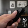 Hand betätigt Kabelschalter der schwarzen Briloner LED-Klemmleuchte PLEGG.