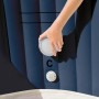 Intex LED Poolbeleuchtung PureSpa Bubble, weiße Kunststoffleuchte wird montiert.