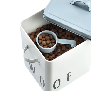 Weiße Zeller Futterdose Woof aus Metall mit Hundefutter und Schaufel.
