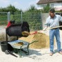 Scheppach Gartenrollsieb RS 400 beim Sieben von Erde in eine Schubkarre.