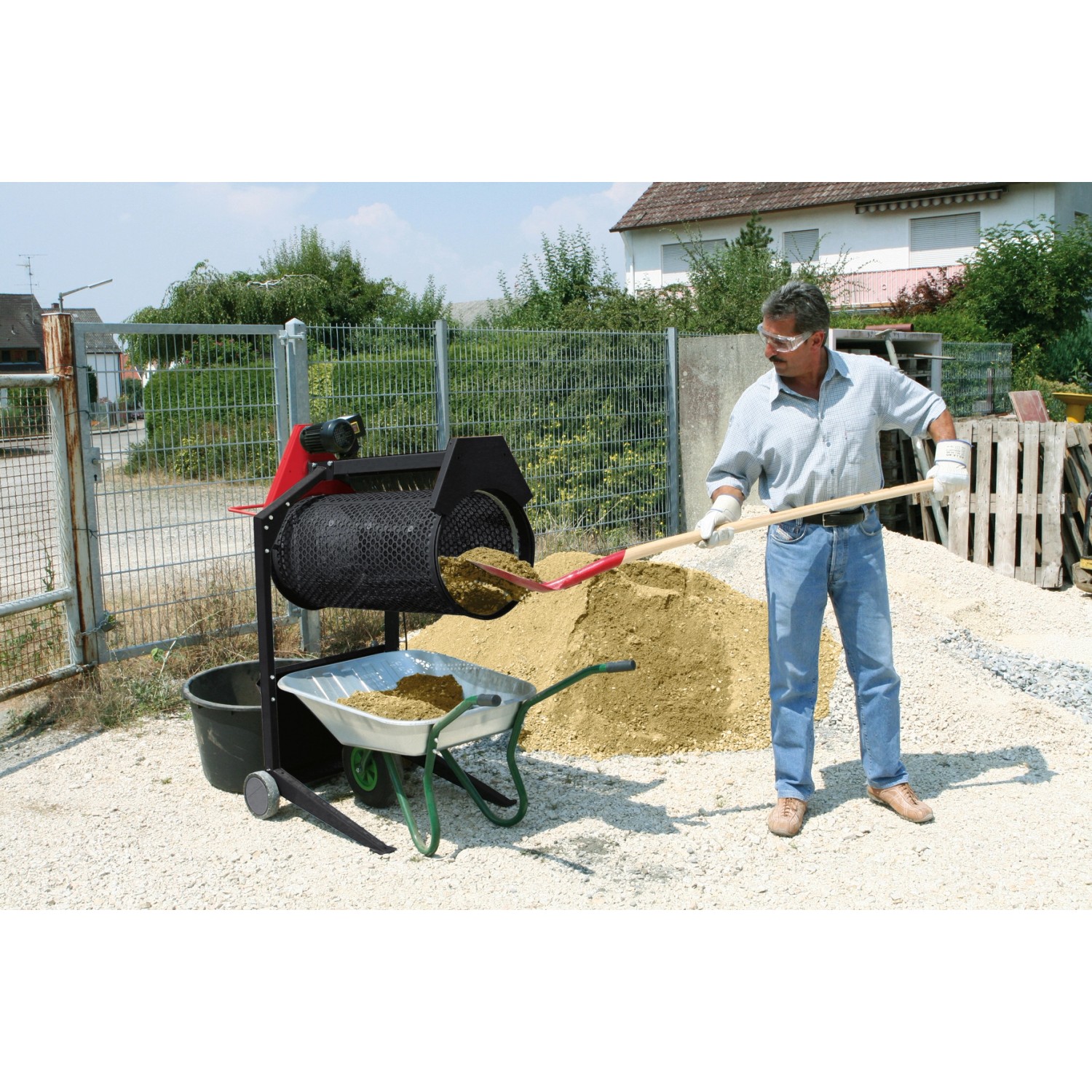 Scheppach Gartenrollsieb RS 400 beim Sieben von Erde in eine Schubkarre.
