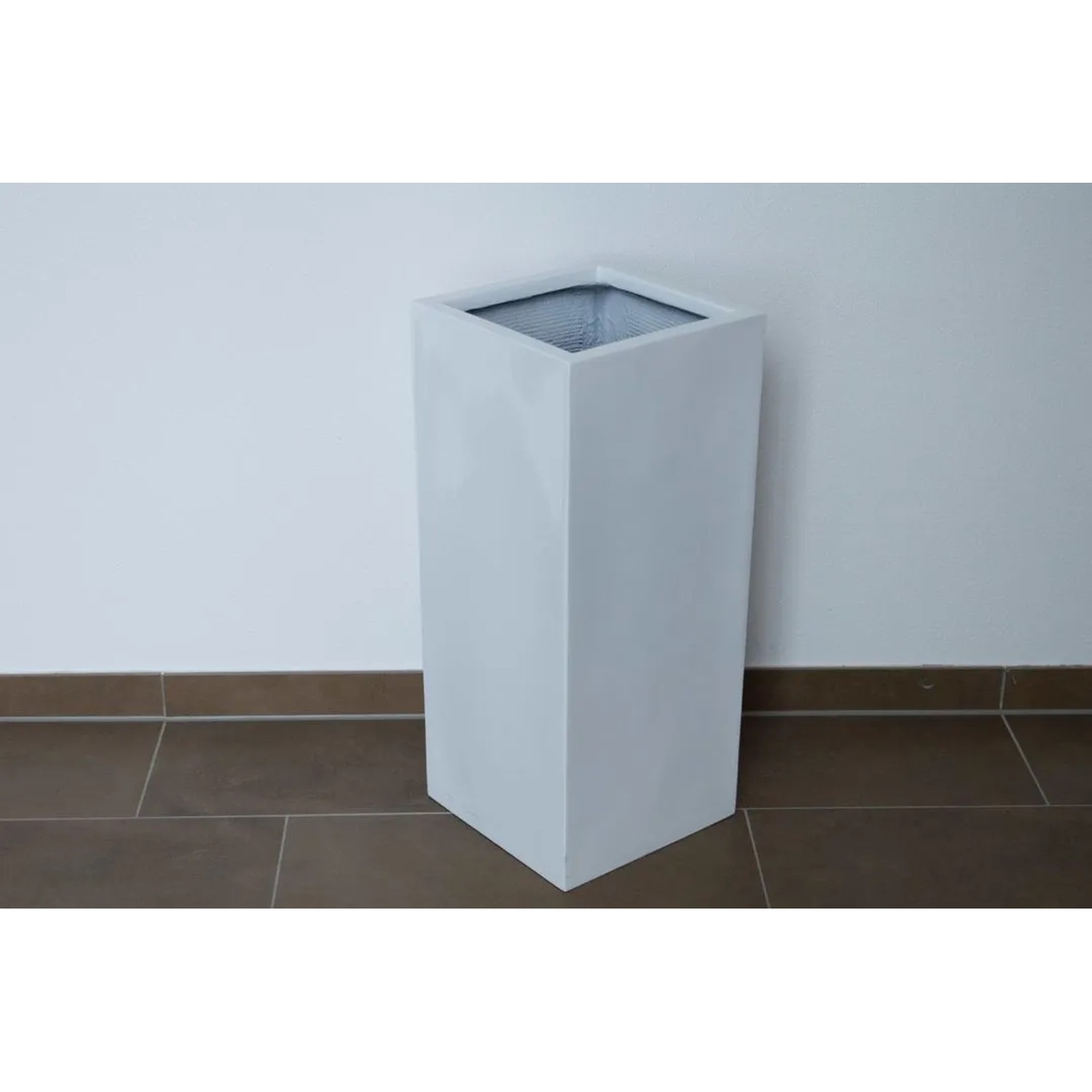 Eleganter, hochglanz-weißer Pflanzkübel Säule aus Fiberglas, 38x38x70cm, für Innen- und Außenbereich.