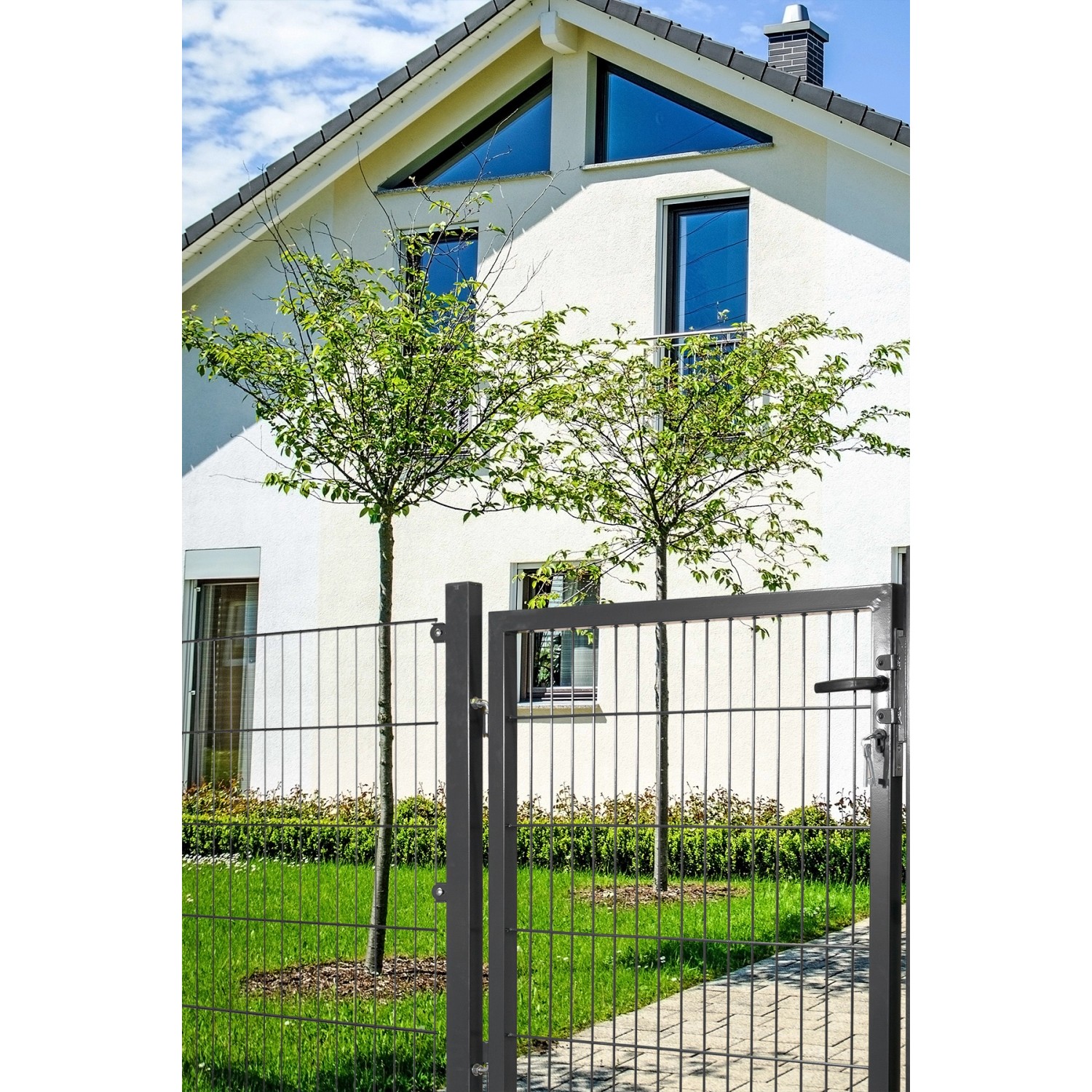Anthrazitfarbenes Solid Einzeltor aus Stahl mit Doppelstabmatten-Füllung vor einem Haus.