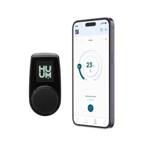 Schwarzes Steuergerät und Smartphone mit Sauna-App. Zeigt Temperatur und WiFi-Steuerung für Karibu Saunaöfen.