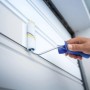LUX Lackierwalze (12 cm) im Einsatz: Hand lackiert weiße Paneele mit Farbwalze.