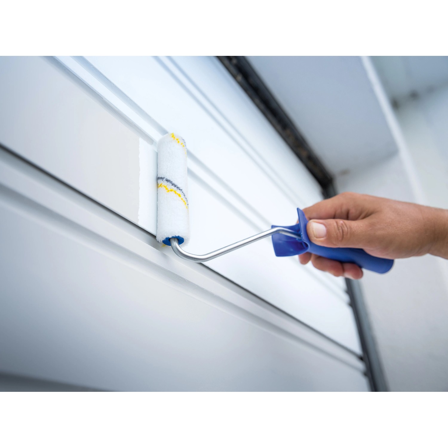 LUX Lackierwalze (12 cm) im Einsatz: Hand lackiert weiße Paneele mit Farbwalze.