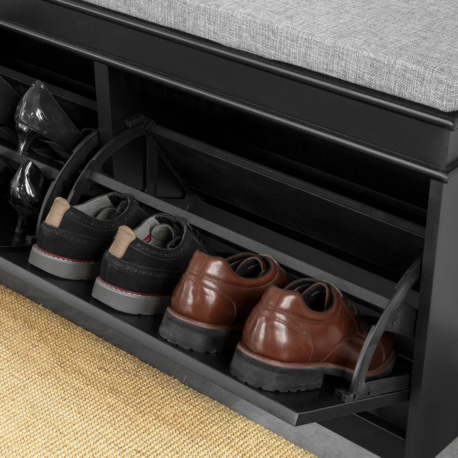Schwarze SoBuy Sitzbank FSR64-SCH mit Sitzkissen und Schuhen in den Kippfächern.