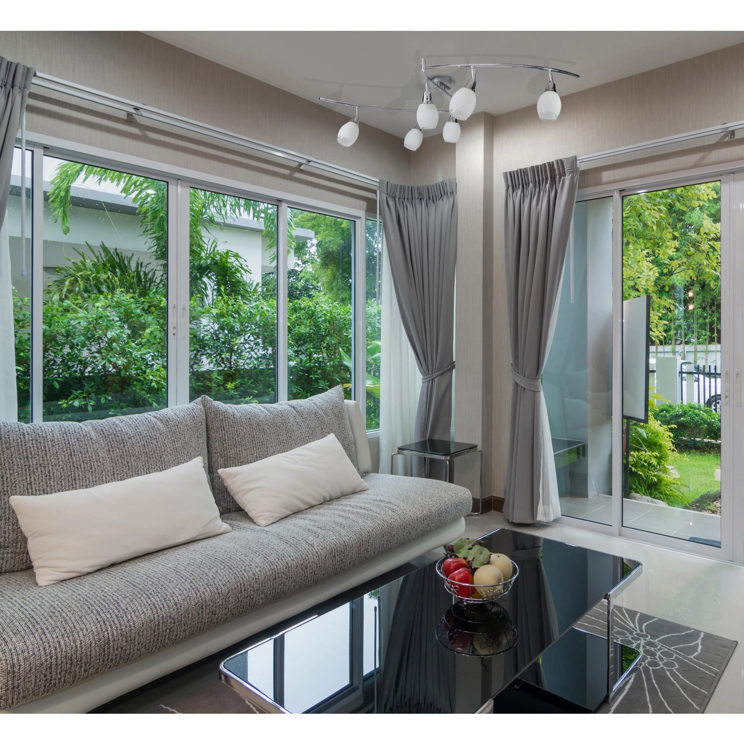 Moderne 6-flammige LED-Wand- und Deckenschiene Rom von Näve im Wohnzimmer.