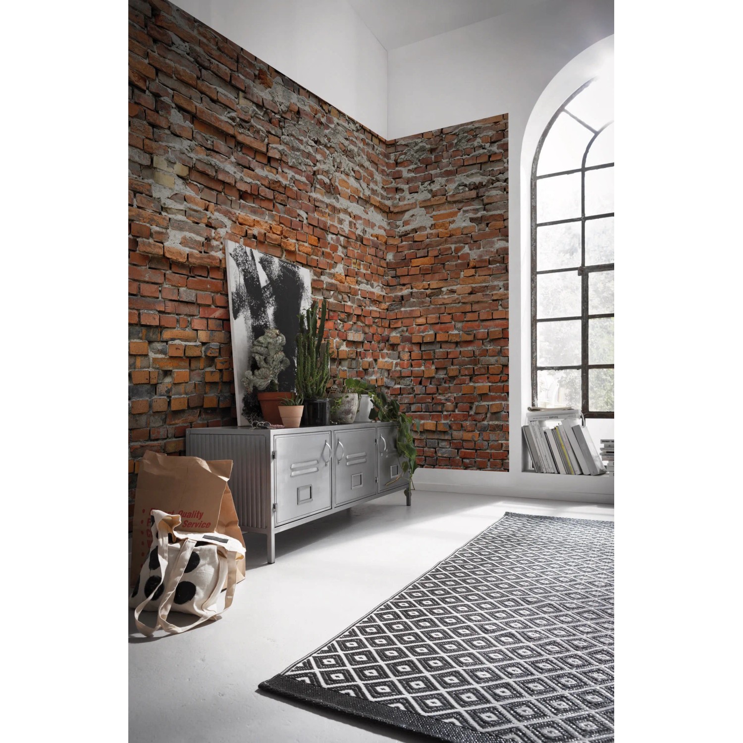 Komar Vliesfototapete Bricklane mit Backsteinmauer-Motiv im Wohnraum.