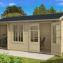 Unbehandeltes Alpholz Gartenhaus Bolton 28 XL mit Anbaudach und geöffneten Türen.